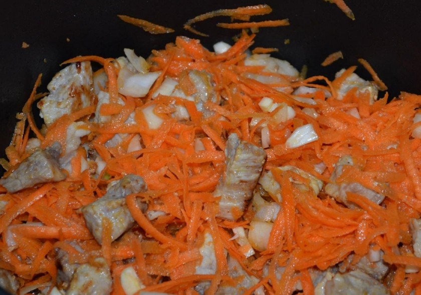 1. Этап. Тушеное мясо с картошкой в мультиварке Редмонд: Выложите подготовленные овощи в мультиварку к мясу, посолите, добавьте специи. Перемешайте ингредиенты, залейте все протертыми томатами.