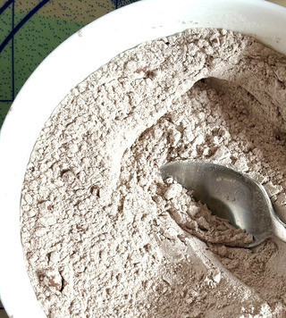 1. Этап. Шоколадный пирог с маскарпоне: Смешать муку, разрыхлитель, ванильный сахар, крахмал и какао-порошок.