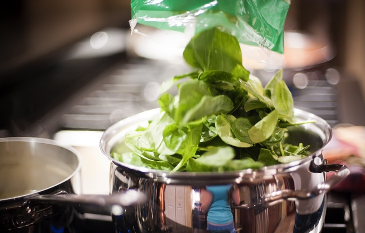 1. Этап. Ризотто со шпинатом: Добавляем шпинат и перемешиваем.