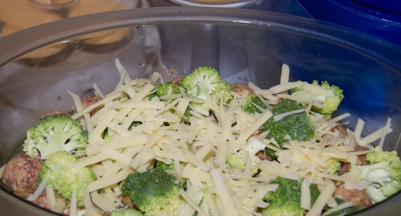 1. Этап. Фрикадельки на пару: 2. Выкладываем тефтели, перекладываем брокколи, верх посыпаем тертым сыром и тертым сливочным маслом. Отправим в пароварку, прикрыв сверху листом фольги. Держим 40 минут.