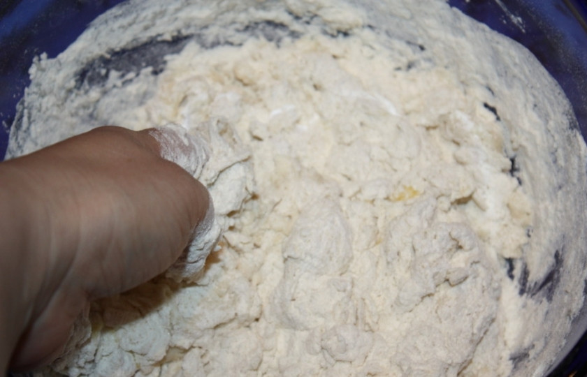 1. Этап. Тесто на круассаны: Размешайте слегка тесто, влейте остывшее сливочное масло и замесите мягкое тесто.