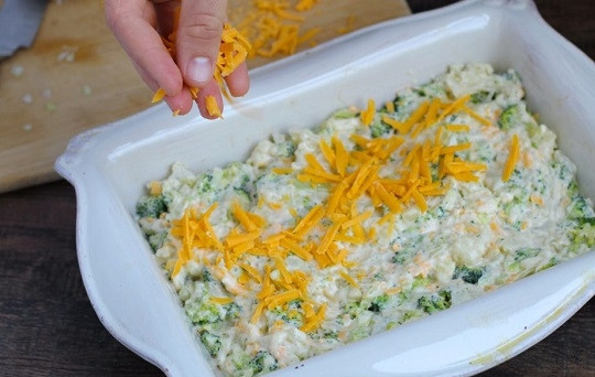 1. Этап. Запеканка из брокколи: 5. Выложите все в жаропрочную форму. Сверху присыпьте ранее отложенным сыром и отправьте в разогретую до 180 градусов духовку минут на 40-50.