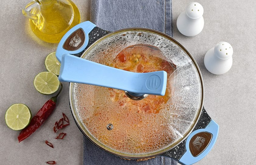 1. Этап. Суп из коктейля морепродуктов: Накройте суп крышкой и снимите с огня. Дайте настояться 5 минут.