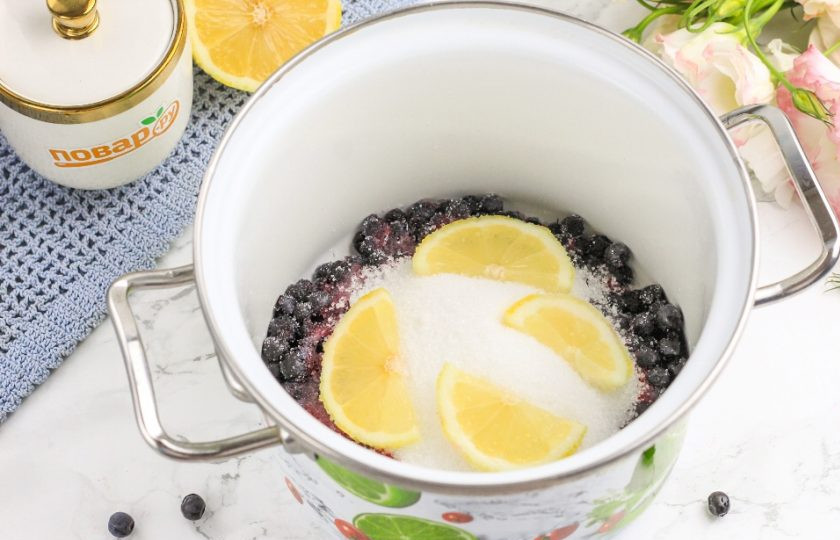 1. Этап. Компот из черники: Выложите ягоды в кастрюлю или ковш, всыпьте сахарный песок и добавьте ломтики лимона. Можно всыпать немного ванильного сахара — компот получится более ароматным.