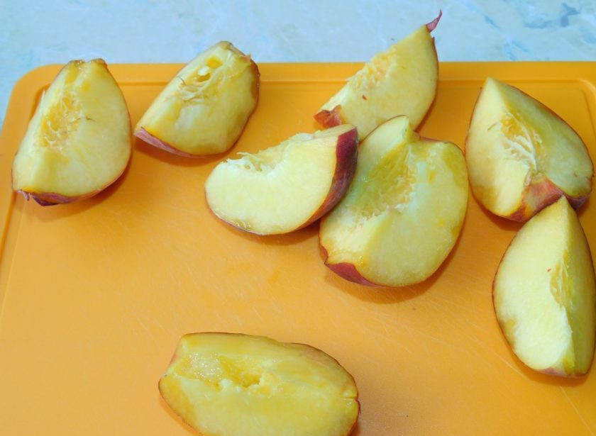 1. Этап. Смузи с персиком и малиной: Персики помойте, удалите косточку.