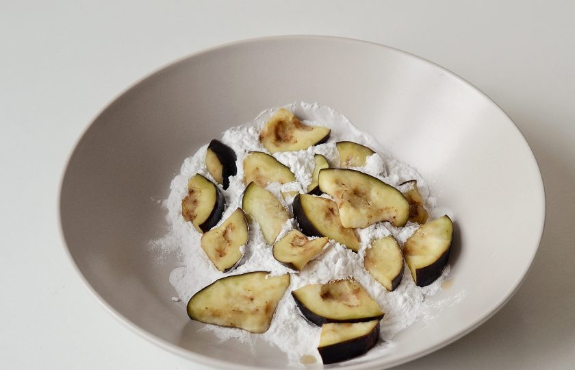 1. Этап. Салат с хрустящими баклажанами и помидорами: Затем промойте баклажаны в холодной воде. Обваляйте кусочки в крахмале со всех сторон.