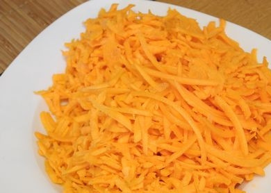 1. Этап. Куриный плов в мультиварке: 4. Натираем на крупной терке морковь.