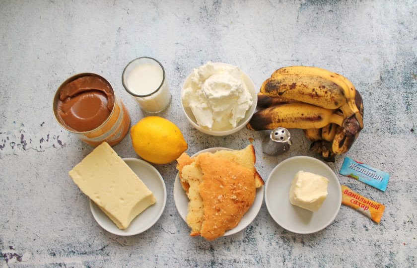 1. Этап. Банановый торт суфле: Подготовьте все необходимые ингредиенты для приготовления бананового торта суфле. Бананы тщательно вымойте и обсушите.