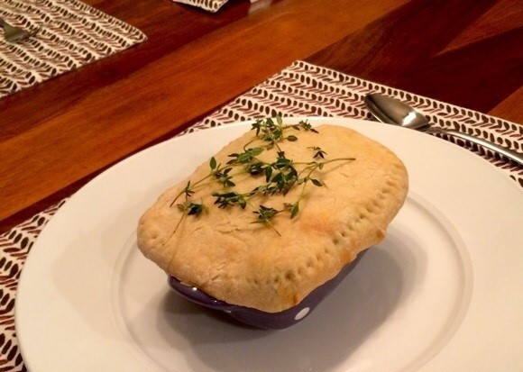 1. Этап. Куриный пирог в горшочке: 11. Выпекайте в разогретой до 180-200 градусов духовке около 20-30 минут. Приятного аппетита!