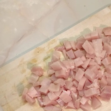 1. Этап. Запеканка из курицы с помидорами: Куриное филе нарезать средними кубиками.