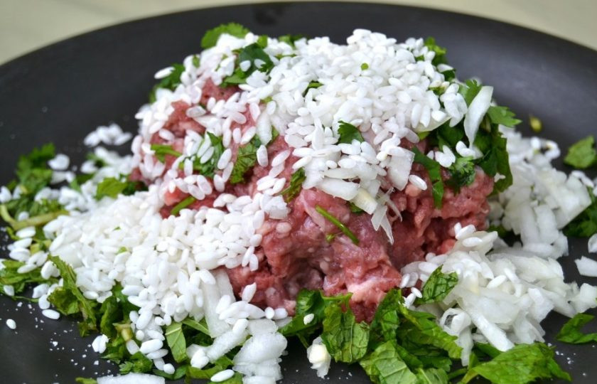1. Этап. Долма с бараньим фаршем: 6. Смешайте бараний фарш с сырым рисом, луком, зеленью.