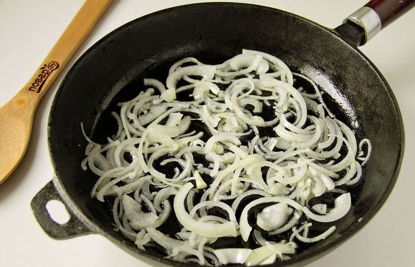 1. Этап. Салат с печенью и редькой: Лук нарежьте перьями и обжарьте до мягкости.