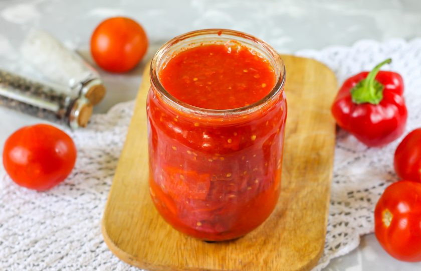 1. Этап. Ленивое лечо: Простерилизуйте банку и крышку любым образом и перелейте в них горячее лечо, сначала выкладывая перцы, а затем их заливая томатной пастой.