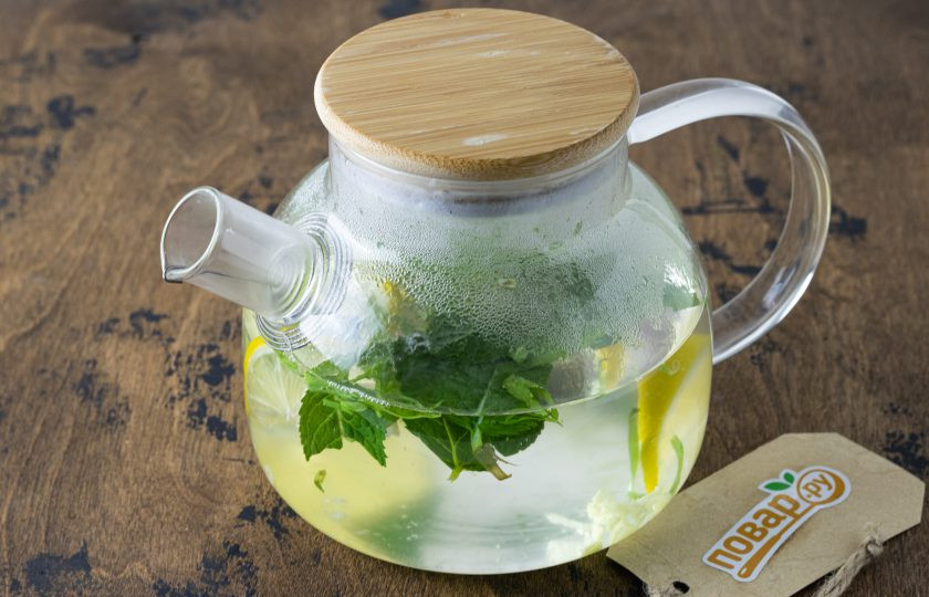 1. Этап. Чай с тархуном и мятой: Влейте горячую воду. Оставьте настояться на 15 минут.