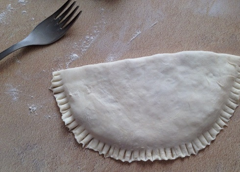 1. Этап. Чебуреки из слоеного теста: Накрываем второй половиной лепешки, защипываем края и для надежности пройдемся по краю вилкой. К тому же, так будет красивее.