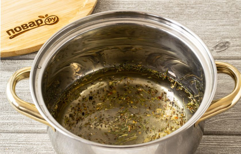 1. Этап. Маринованные огурцы с уксусом: Слейте воду в кастрюлю, добавьте приправу для маринования огурцов, черный перец, сахар и соль. Доведите до кипения.