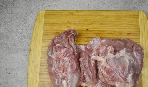 1. Этап. Рулет из индейки с беконом: Филе бедра индейки выложите на доску, промокните мясо бумажным полотенцем. Срежьте, если имеются, соединительные ткани или жилки.