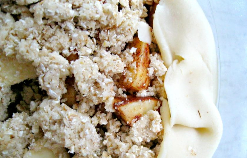 1. Этап. Медово-яблочный пирог: 7. В блендере смешайте овсяные хлопья, 6 столовых ложек сливочного масла, ¼ стакана муки, 3 столовые ложки сахара. Полученную крошку выложите поверх яблок.