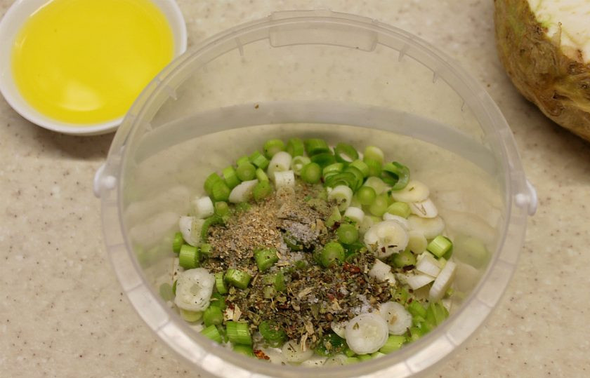 1. Этап. Сельдерей на гриле: К чесноку добавляем соль, перец, кардамон и пряные травы.