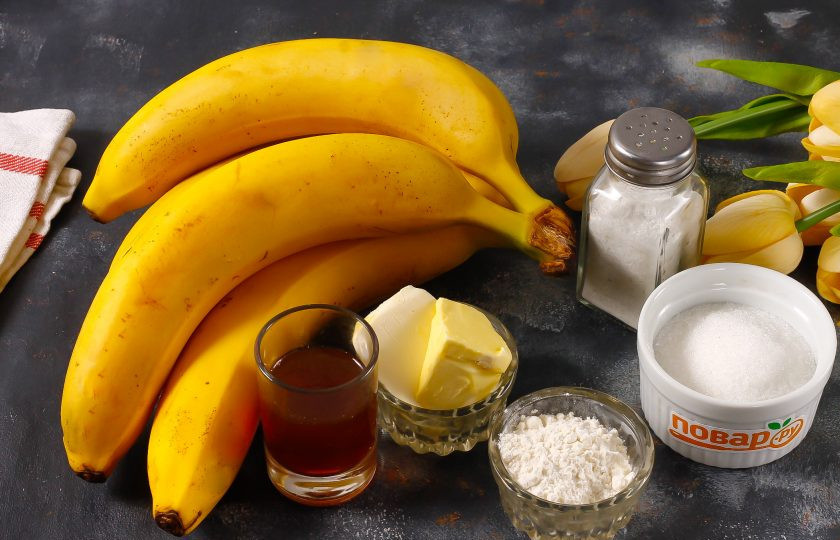 1. Этап. Жареные бананы в коньяке: Подготовьте указанные ингредиенты. Выбирайте неспелые или не слишком спелые плоды, чтобы они не были мягкими.