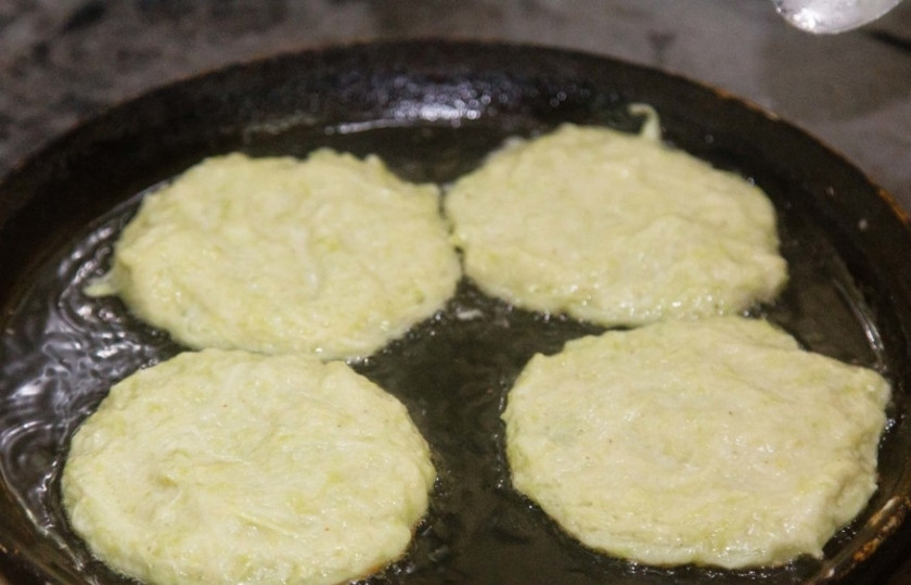 1. Этап. Кабачковые драники: 3. На огонь отправляю сковороду, наливаю немного растительного масла и разогреваю. Ложкой выкладываю полученную массу и обжариваю с двух сторон до золотистой и хрустящей корочки.