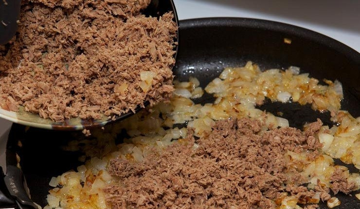 1. Этап. Макароны по-флотски оригинальные: Пока варятся макароны, выложите фарш из отварного мяса к пассерованному луку и обжаривайте его с ним еще несколько минут.