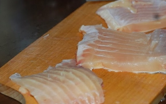 1. Этап. Уха со взбитым яйцом: Разрезаем оставшуюся рыбку на куски.