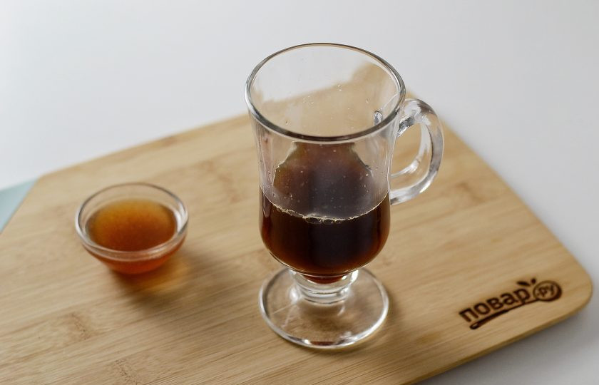 1. Этап. Новогодний кофе: Добавьте эспрессо, затем аккуратно влейте взбитое молоко.