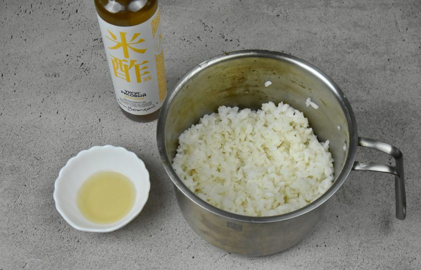 1. Этап. Суши сэндвич с креветкой: Готовый рис аккуратно, чтобы не нарушить целостность зерна, разрыхлите бамбуковой палочкой или вилкой. Размешайте в рисовом уксусе сахар и заправьте еще теплый рис. Перемешайте.