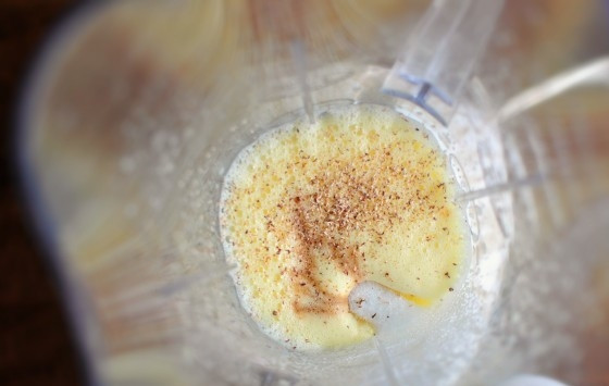 1. Этап. Кокосовый эгг-ног: 2. Затем добавьте сахар, мускатный орех и ванилин. Ещё раз взбейте.