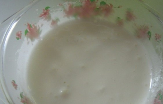 1. Этап. Десерт из яичного белка: Белки взбейте на средней скорости миксером до пены. Потом всыпьте сахар и продолжайте взбивать.