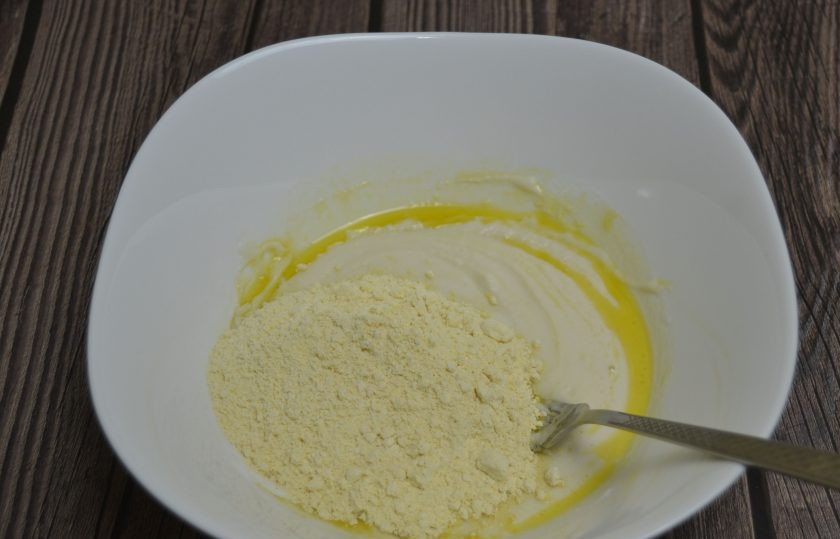 1. Этап. Безглютеновое тесто для пиццы: Всыпьте кукурузную муку.