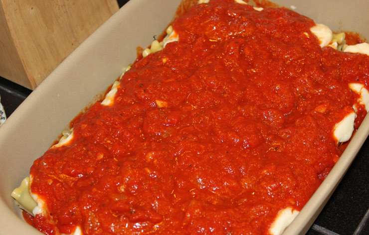 1. Этап. Каннеллони в томатном соусе: 6. Выложить томатный соус и разровнять его так, чтобы он покрыл все каннеллони. Осталось только натереть на средней терке сыр и присыпать им блюдо сверху.