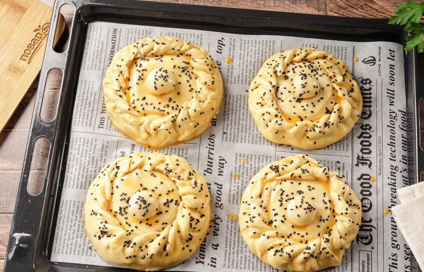 1. Этап. Жаркое в горшочке из теста: Переложите изделия на застеленный пергаментом противень. Смажьте яйцом и посыпьте кунжутом. Выпекайте в духовке при температуре 180 градусов 1 час.