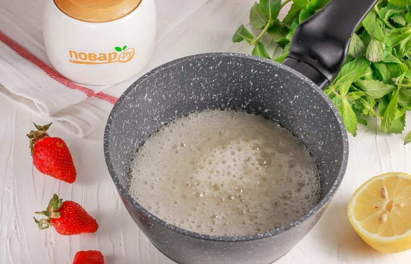 1. Этап. Целая клубника с сахаром на зиму: Влейте в ковш горячую воду и поместите емкость на плиту, включая средний нагрев. Проварите сироп до больших белых пузырей.