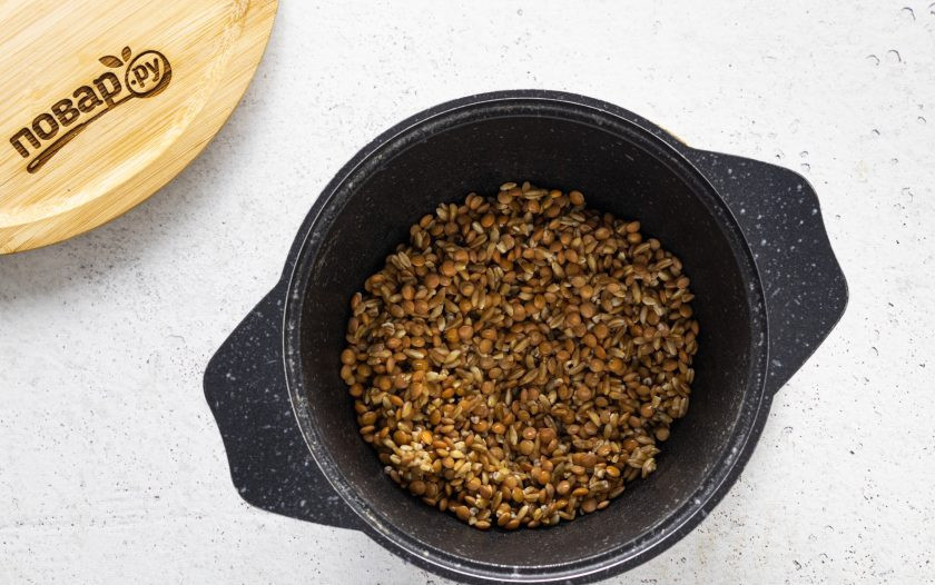 1. Этап. Полба с чечевицей: Добавьте полбу и чечевицу. Затем все специи и соль. Обжарьте крупы пару минут.