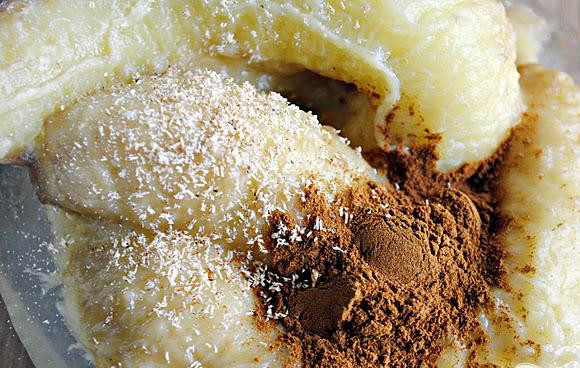 1. Этап. Банановый хлеб с корицей и орехами: 3. В небольшой миске смешать бананы, корицу и мускатный орех вилкой. Добавить молоко, перемешать. В другой миске смешать вместе муку, разрыхлитель, соду и соль.