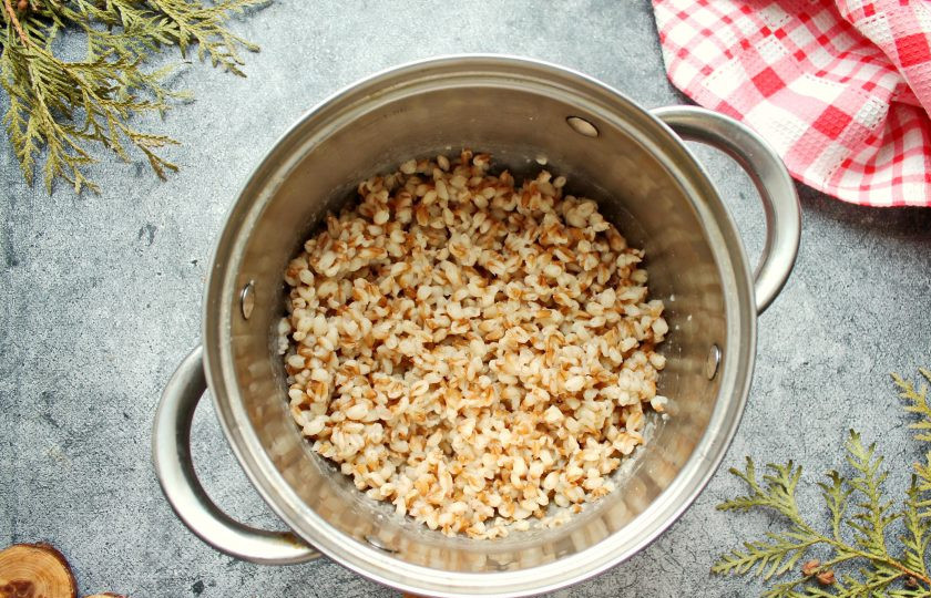 1. Этап. Ачаров плав с бараниной: Полбу еще раз промойте, дайте воде полностью стечь и залейте ее бульоном после отваривания баранины. Варите крупу после закипания на медленном огне под крышкой в течение 40-50 минут до готовности. Снимите кастрюлю с огня и дайте немного постоять.