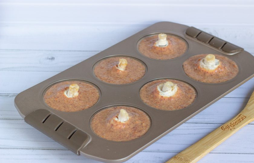 1. Этап. Печеночное суфле с шампиньонами: Разложите печеночную массу по формам для кексов, предварительно смазанных растительным маслом. В каждую формочку 