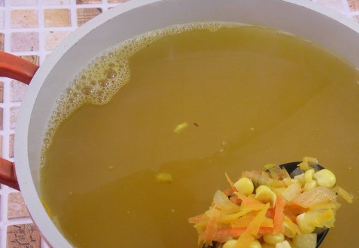 1. Этап. Суп-пюре с полентой, тыквой и креветками: В процеженный бульон выложить обжаренные овощи с кукурузой. Посолить. Варить 10 минут.