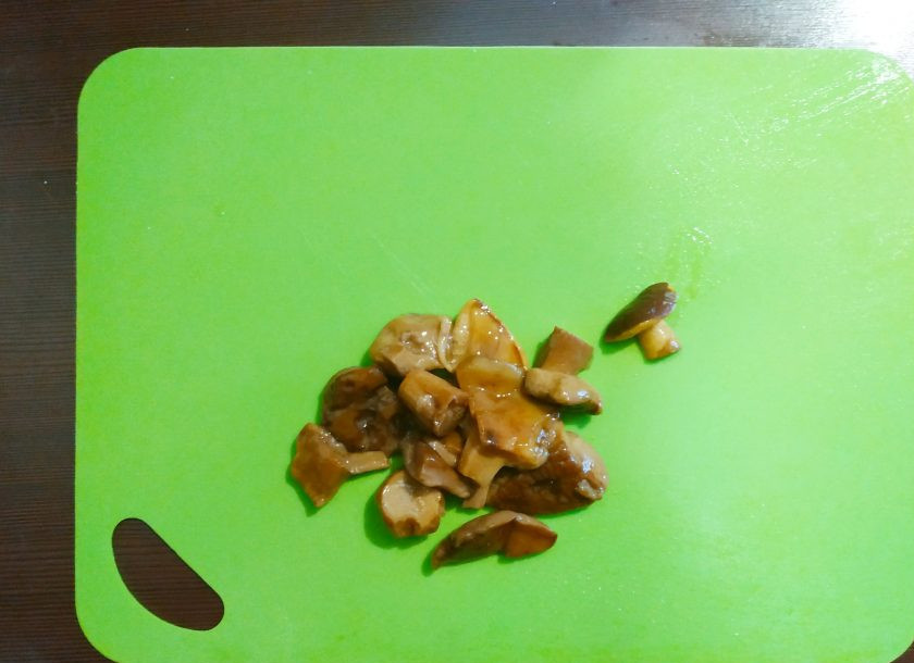 1. Этап. Казаречче с беконом и грибами: Накройте тесто пленкой и дайте ему постоять примерно 1 час. Пока тесто отдыхает, подготовьте грибы. У меня были сушеные, я предварительно их замочила.