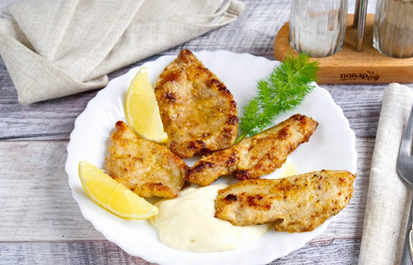 1. Этап. Куриная пиката с вином: Куриную пикату подавайте вместе с соусом и долькой лимона.