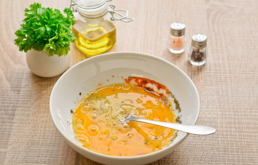 1. Этап. Спаржевая фасоль в яйце с сыром: Взболтайте яйца вилкой.