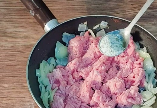 1. Этап. Аппетитная закуска из кабачков и индейки: 6. К обжаренному луку, добавляем фарш 250 г.