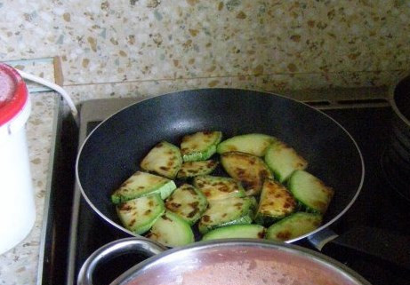 1. Этап. Жареные кабачки с чесноком на зиму: Кабачки обжариваем с двух сторон на раст масле. Томатное пюре доводим до кипения и кипятим минут 10. Затем в томатное пюре добавляем 1 ч. л. уксусной эссенции.