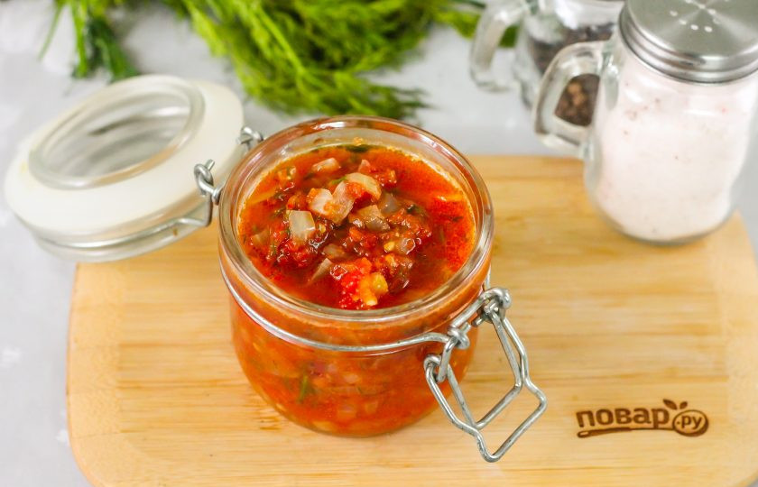 1. Этап. Цицибели на зиму с луком: Выложите соус Цицибели в горячие банки до верха.