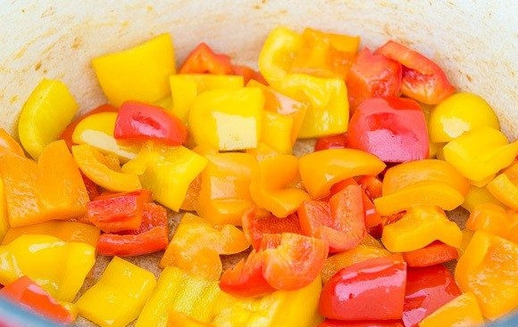 1. Этап. Рататуй из баклажана и цуккини: 3. После этого удалите лук, а вместо него обжарьте перец кусочками в течение 5 минут со щепоткой соли.