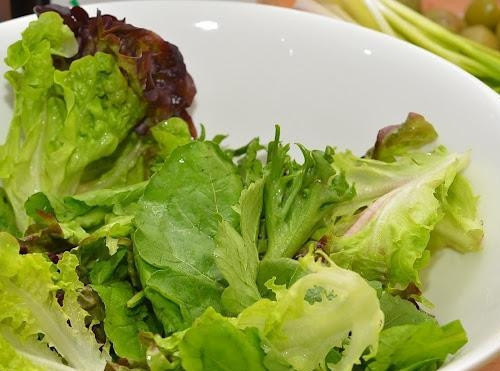 1. Этап. Салат с мидиями и кукурузой: Промыть и обсушить листья салата.