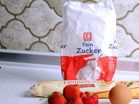 1. Этап. Круассаны с клубникой: Подготовьте все ингредиенты. Клубничку помойте и оторвите хвостики.