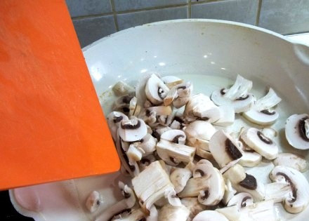 1. Этап. Отбивные из телятины в духовке: Начнем с того, что промоем тщательно шампиньоны и нарежем их пластинками. Выкладываем грибы в разогретое растительное масло и жарим до тех пор, пока из них не выпарится почти весь сок.